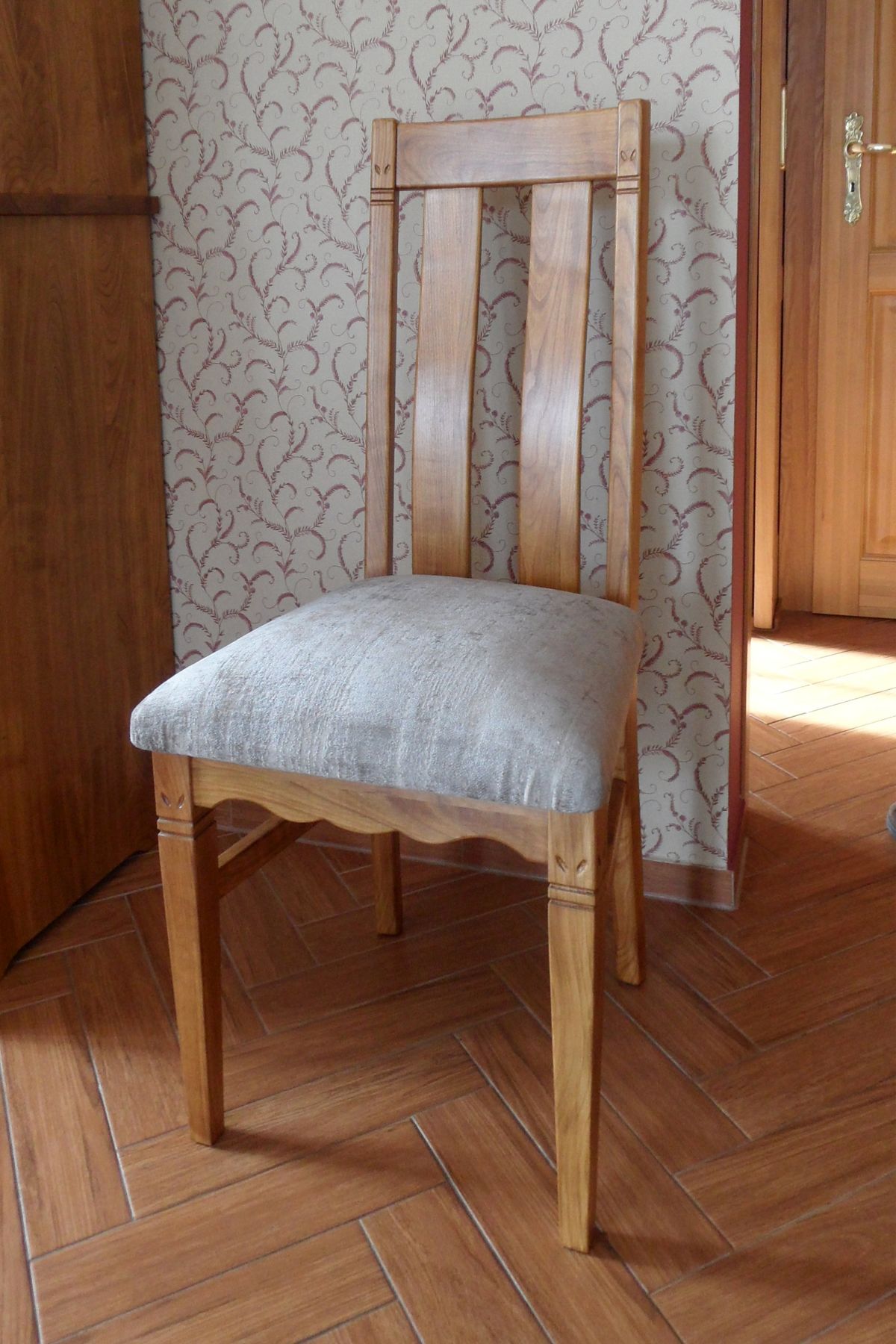Stół i krzesła z drewna 3